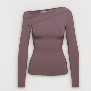 Aritzia
Contour Ravish Longsleeve
Second-skin off-the-shoulder longsleeve